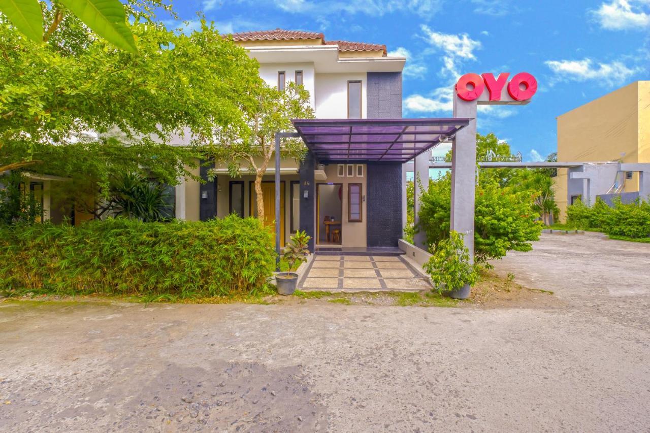 Oyo 2284 Grand Villa Meninting Montongbuwoh Kültér fotó